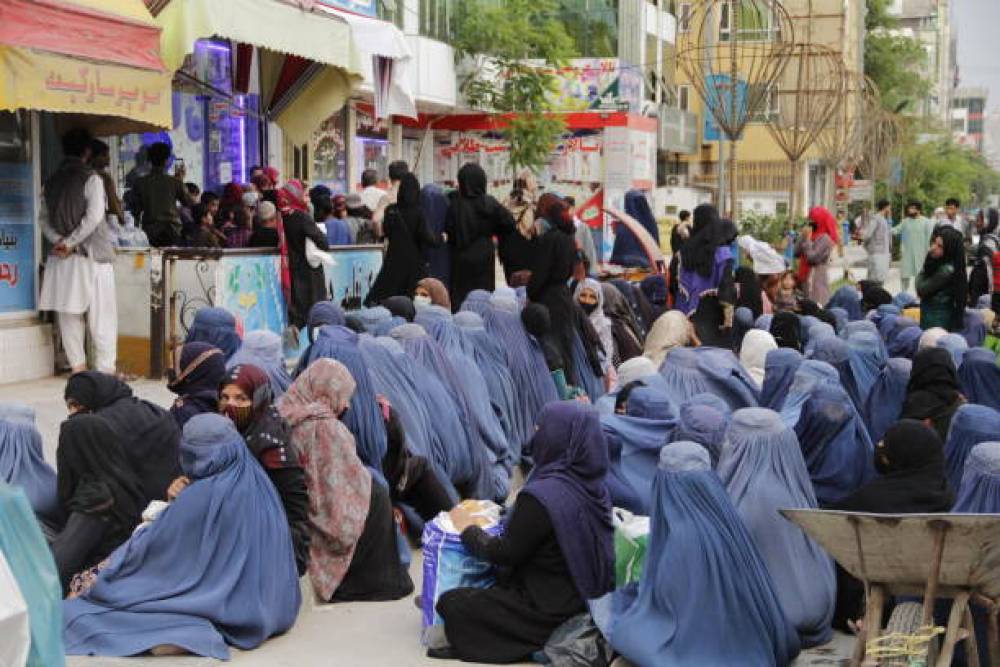 بخراطيم المياه.. شاهد كيف تصدت طالبان لنساء محتجات على قرار حظرهن من التعليم والعمل